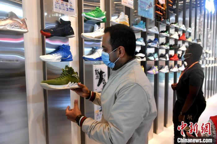 资料图：第二十三届中国(晋江)国际鞋业暨第六届国际体育产业博览会在“中国鞋都”晋江举行。 吕明 摄